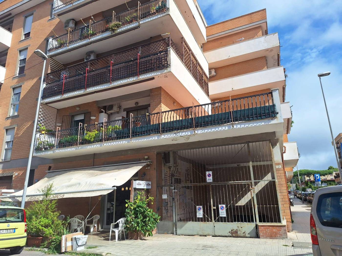 L'Agenzia Immobiliare Tecnoedil, propone in vendita un garage posto al piano seminterrato di 40 mq. c.a. con serranda elettrica. L'agenzia 