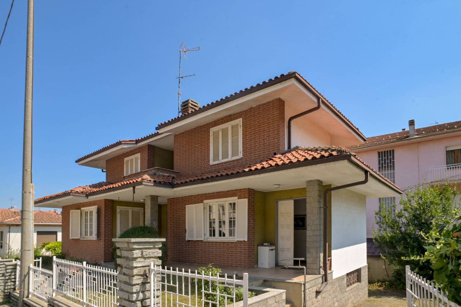 Scopri questa splendida villa unifamiliare situata in una zona residenziale e tranquilla, perfetta per chi cerca pace e comfort. La proprietà, 