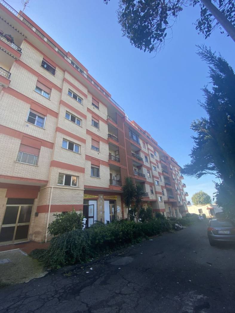 L'Agenzia immobiliare Tecnoedil, propone in vendita in una zona silenziosa del quartiere di Campo Dell'Oro, un appartamento molto luminoso di 100 mq. 