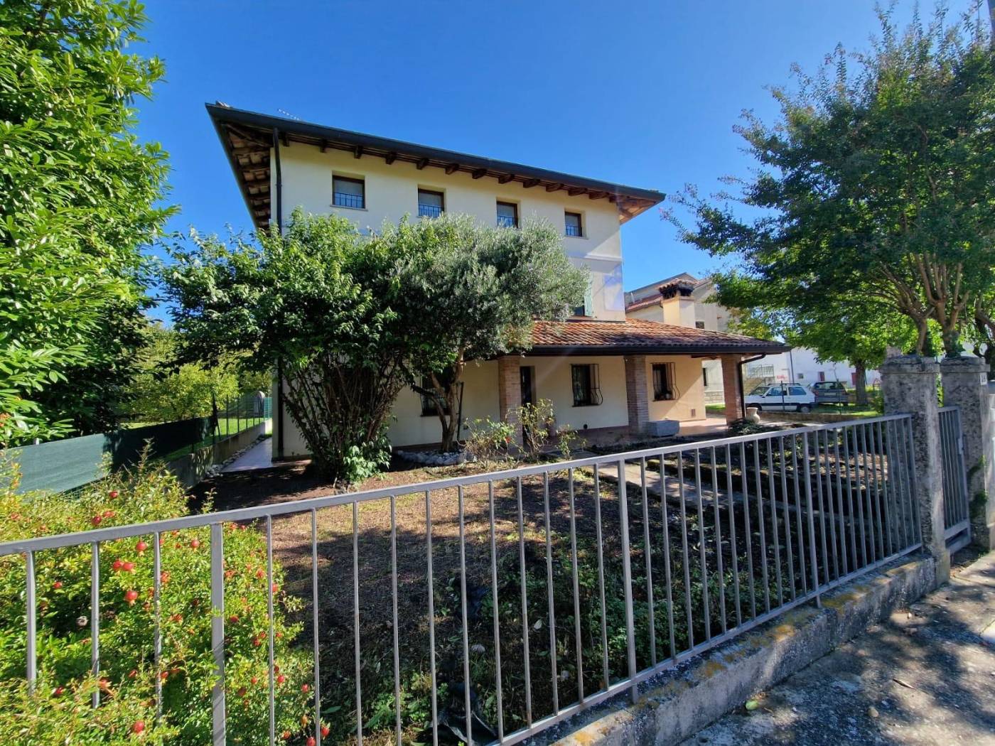 Villa indipendente ristrutturata su 3 livelli con giardino 1282 mq e legnaia. L'immobile si compone al piano terra: salone con travi a vista, cucina 