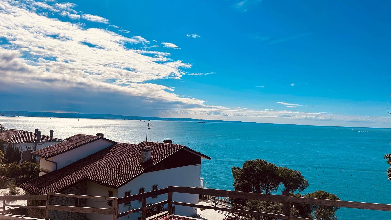 Strada Costiera. Villa indipendente su 3 livelli con vista mare. Composta da 5 camere, 5 bagni e 2 zone giorno. Ampi terrazzi abitabili. Area 