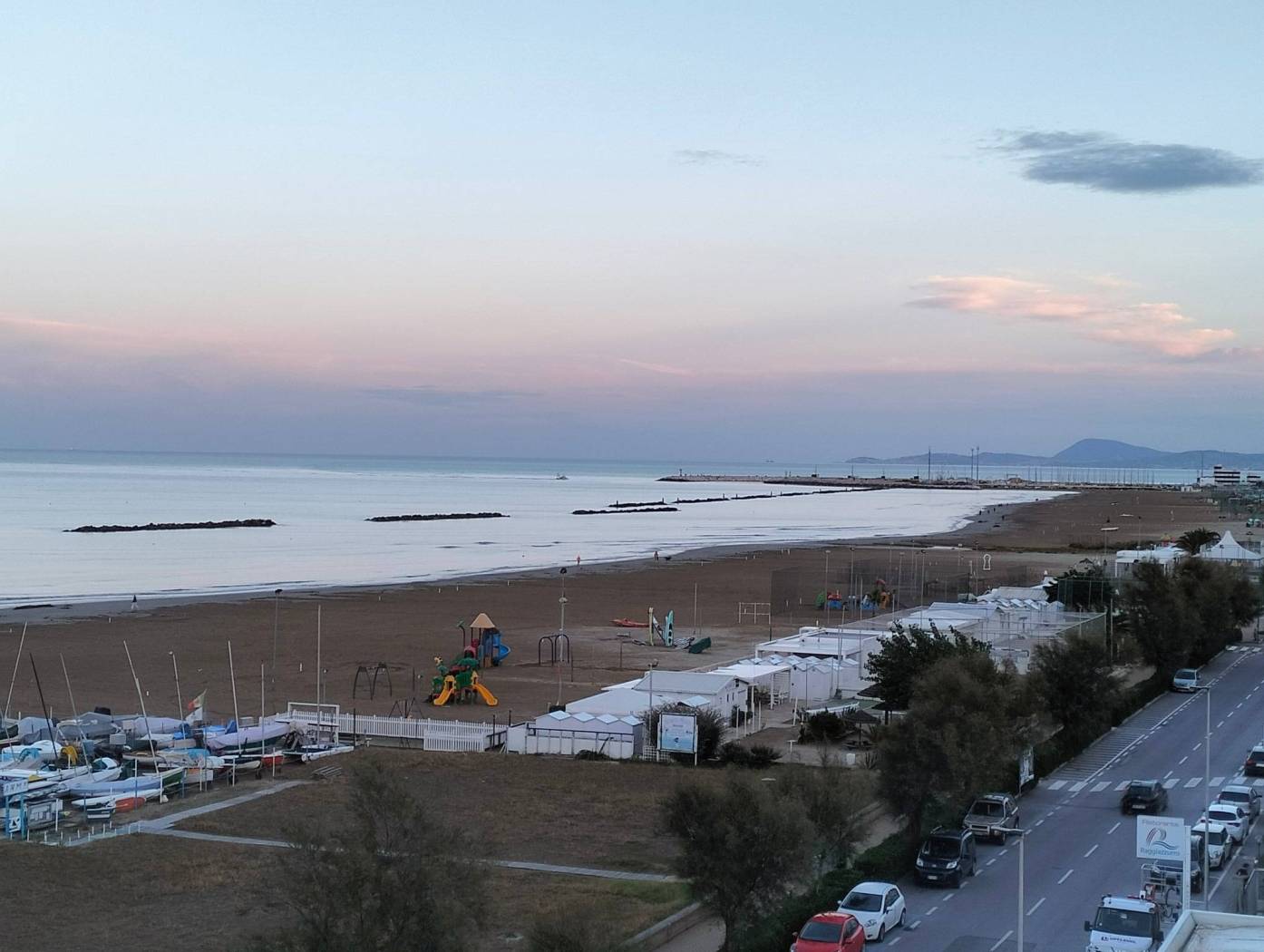 SENIGALLIA, in prima fila sul lungomare Mameli con vista spettacolare, appartamento in condominio al quarto e penultimo piano, dotato di ascensore e 