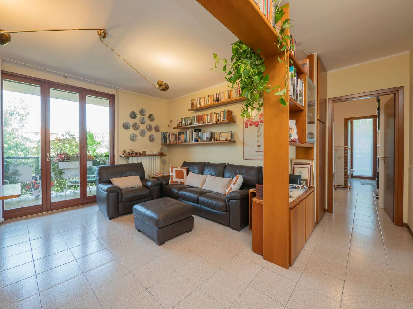 Si vende in gradevole contesto condominiale ottimo appartamento al secondo piano composto da ingresso, soggiorno con terrazzo, cucina abitabile con 