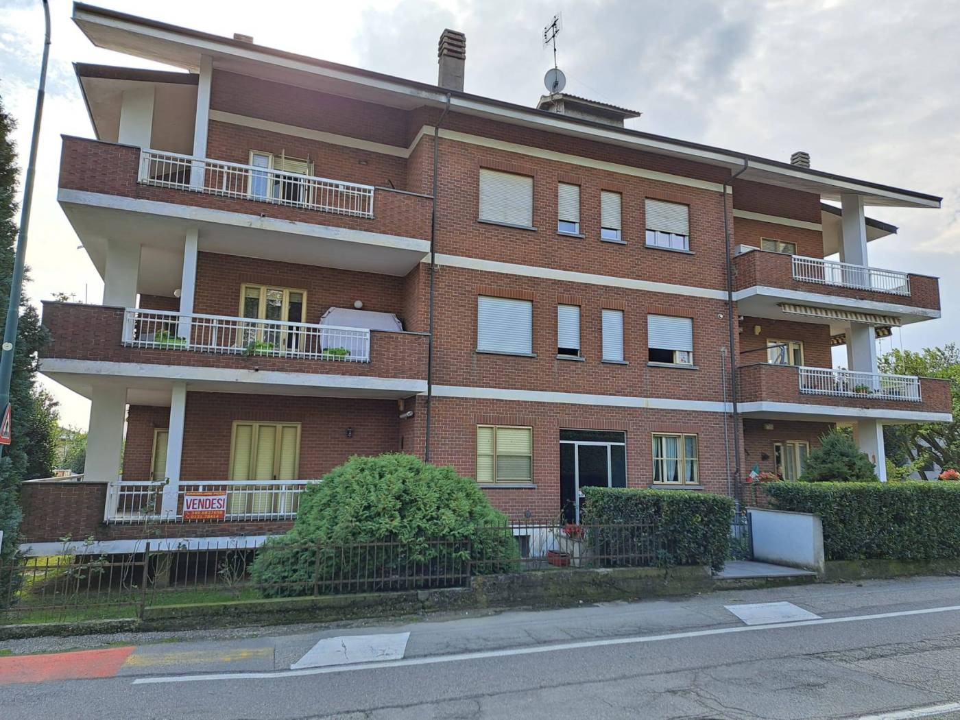 L'immobiliare PICCO propone in vendita grazioso appartamento posto al piano rialzato di un complesso condominiale che si eleva a 3 piani fuori terra, 