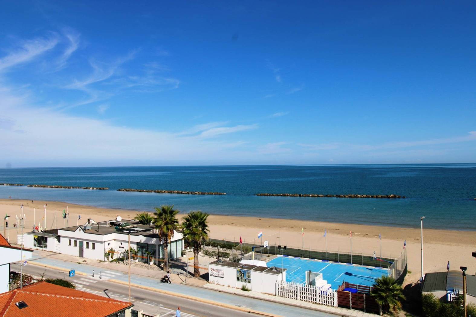 Sei alla ricerca di una soluzione abitativa fronte mare in una delle zone più richieste ed ambite di Civitanova? Magari che abbia anche un comodo 