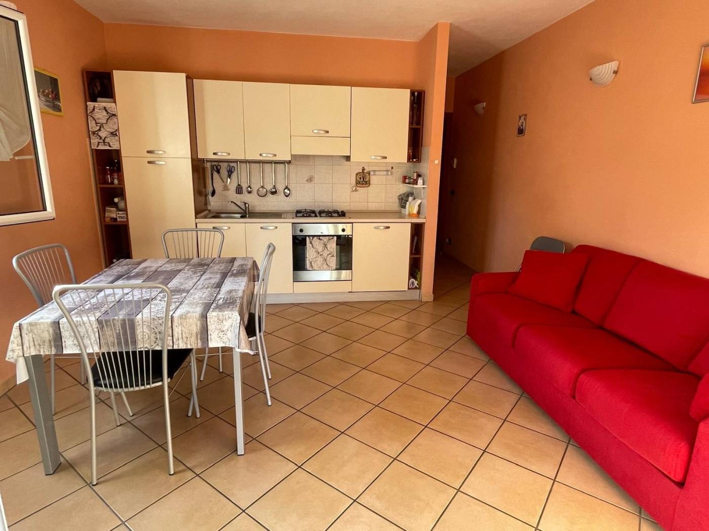 Scopri questo splendido bilocale di recente costruzione, situato in una posizione privilegiata a soli 1,2 km dal mare. Perfetto per chi cerca comfort 