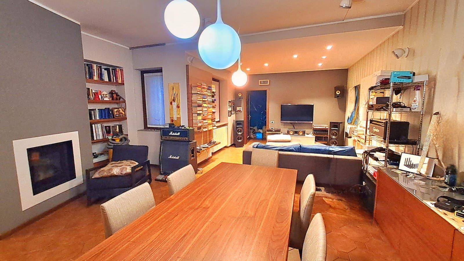 In zona ben collegata e facilmente accessibile, proponiamo in vendita un interessante complesso immobiliare composto da un capannone, un ulteriore 