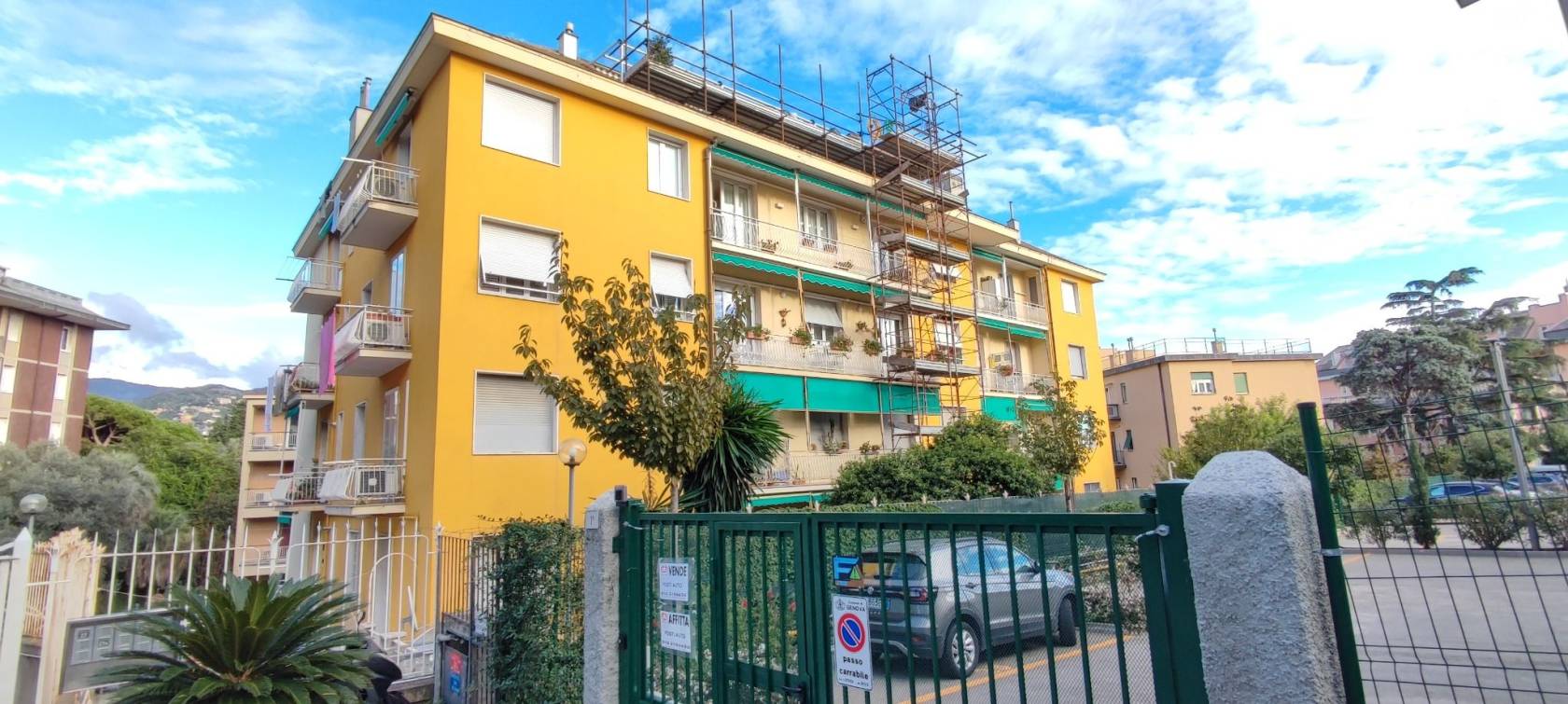 Vendita Albaro Via Puggia in contesto signorile piccolo condominio chiuso da cancello elettrico, vani 8.5 di mq.164 catastali con ampio giardino 