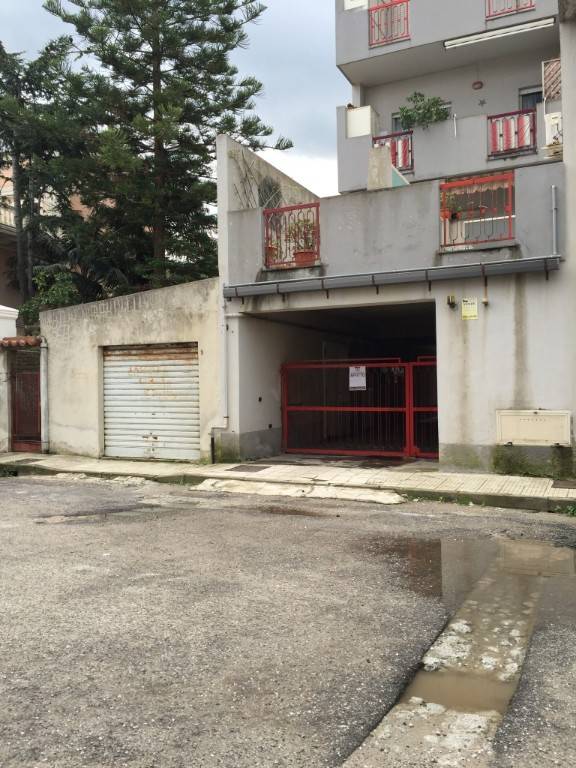 Appartamento in Vendita - Rometta Marea - via Mezzasalma. Luminoso , posto al secondo piano, è composto da ingresso su ampio soggiorno, con cucina a 