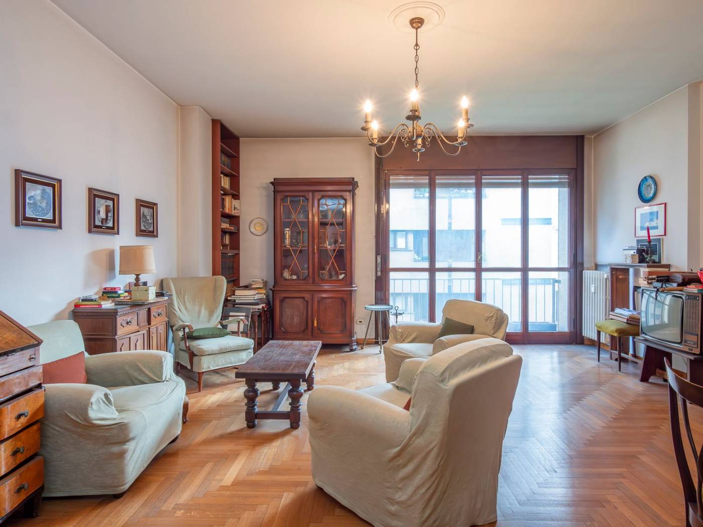 Si vende in condominio di pregio silenzioso appartamento al secondo piano composto da doppio ingresso, soggiorno, balcone, cucina abitabile con 