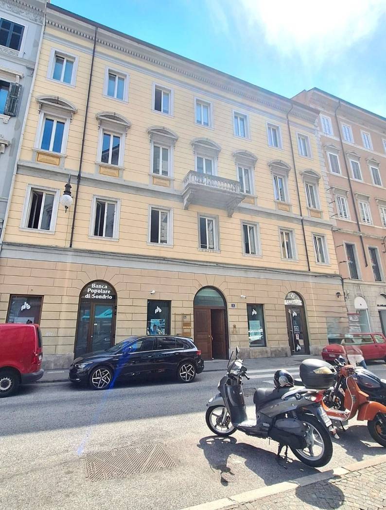 In palazzo signorile con ascensore, proponiamo al secondo piano ufficio composto da ampio ingresso con possibilità di utilizzo come reception, 3 