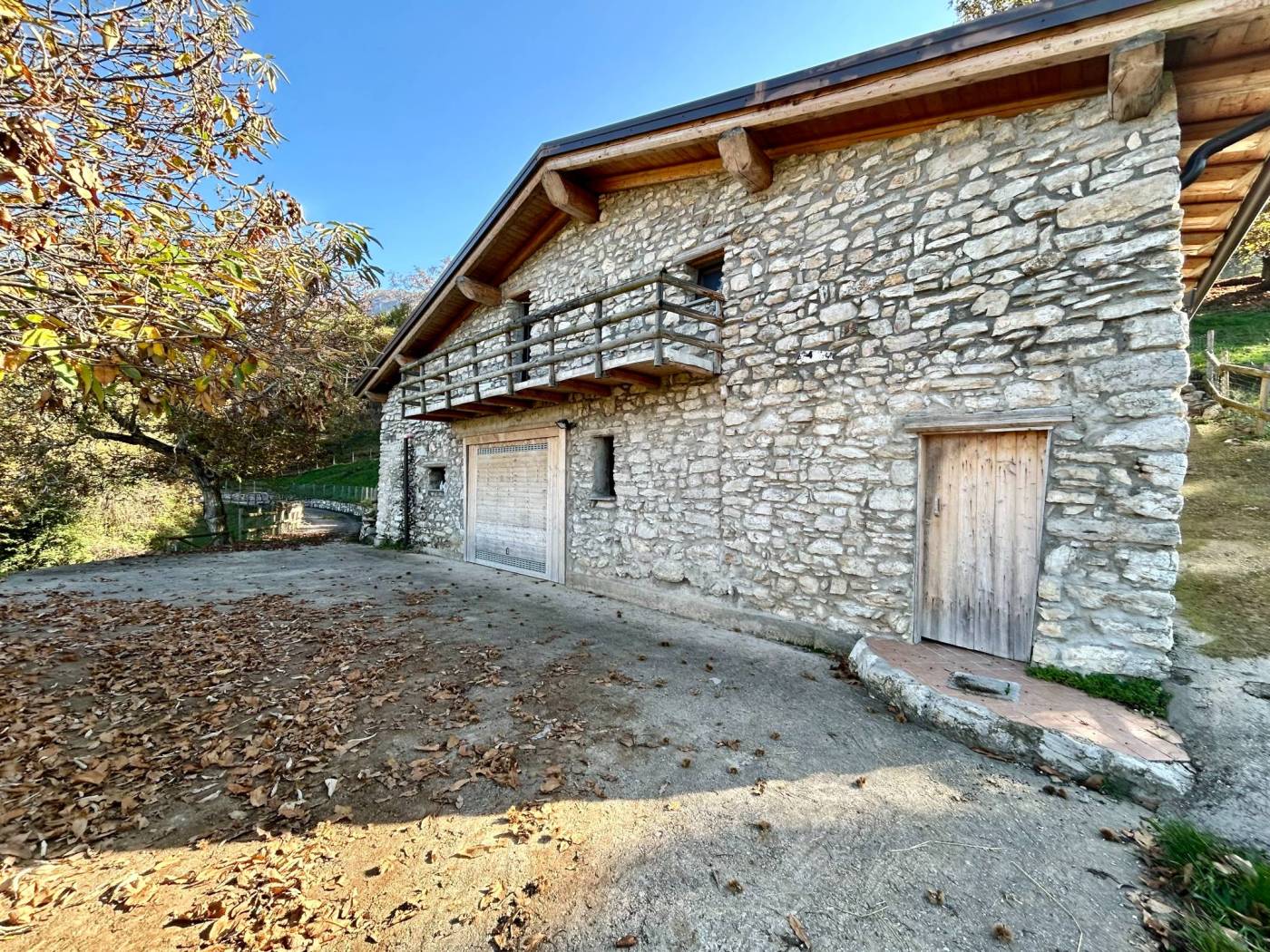 In zona collinare, ad un'altezza di circa 750 mt slm, disponibile in vendita splendida baita. L'immobile è situato in località Ducone, isolato e 