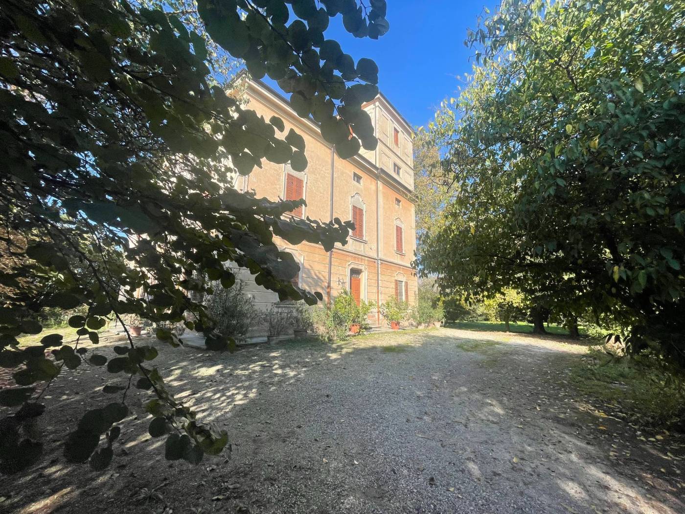 SETTECANI DI CASTELVETRO. IMPORTANTE VILLA D'EPOCA DI 600 MQ COMM. CA INTERNI DISPOSTI SU 3 PIANI. AL PT ANDRONE DI INGRESSO CENTRALE CON TINELLO, 