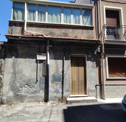 Casa singola su tre piani in vendita! Questa casa singola ha bisogno di essere ristrutturata ma offre un grande potenziale. L'immobile è composto da 