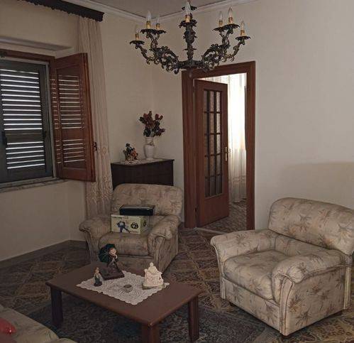 Piccolo appartamento per civile abitazione, posto al piano 2, composto da: ingresso, due vani, cucina e bagnetto, sito nel Comune di Bronte (CT) in 