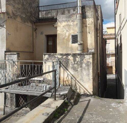 Casa singola su tre piani in vendita nel comune di Bronte (CT). Si accede dalla Vie Ovidio n 2 e 10, Via Santi n 251 - 253 e Via Traiano n 6.. E' 