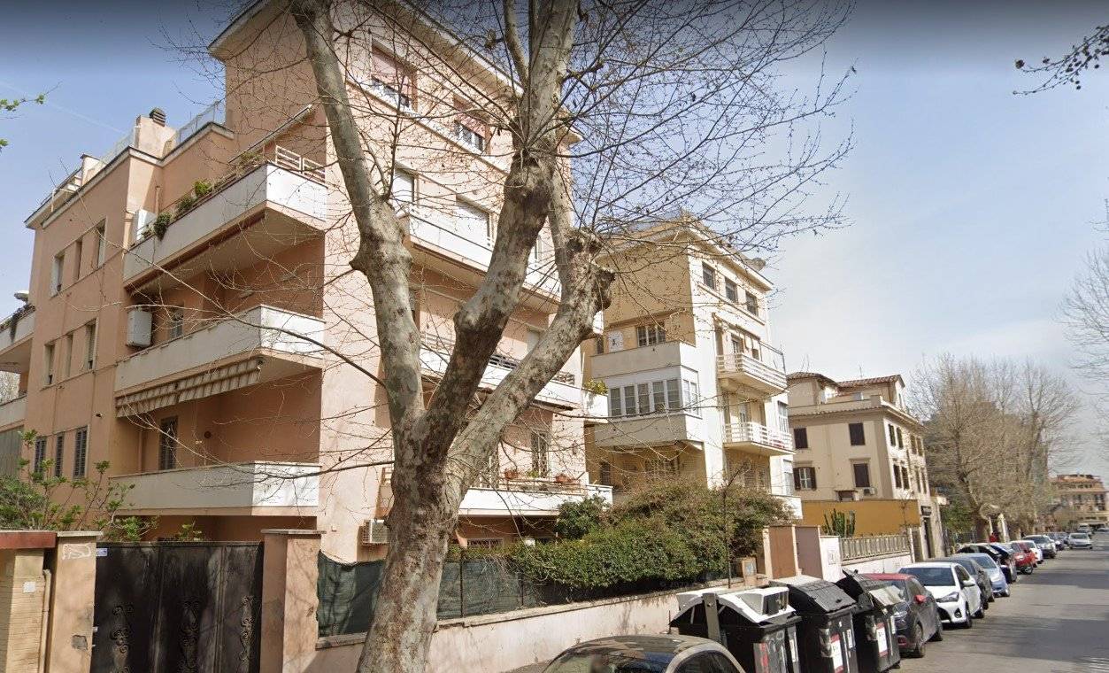 Ostia centralissimo, in Via rutilio Namaziano, a pochi passi dal mare e dallo storico Pontile proponiamo in vendita un ampio appartamento bilocale 