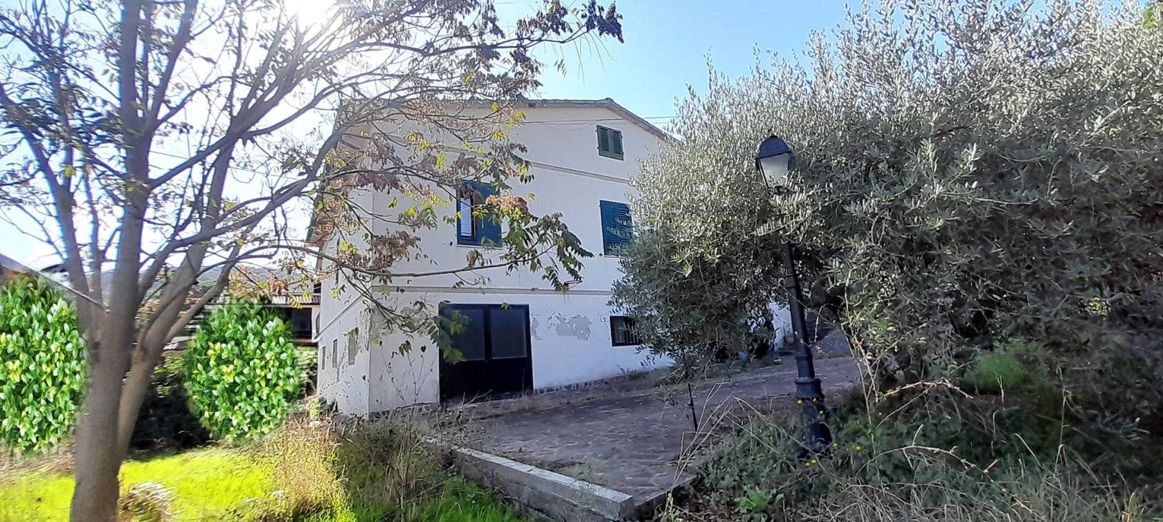 riferimento annuncio: V-350 - NOSTRA ESCLUSIVA - OTTIMA POSIZIONE LA NOSTRA AGENZIA PROPONE IN VENDITA, VILLA LIBERA SU QUATTRO LATI CON GIARDINO, 