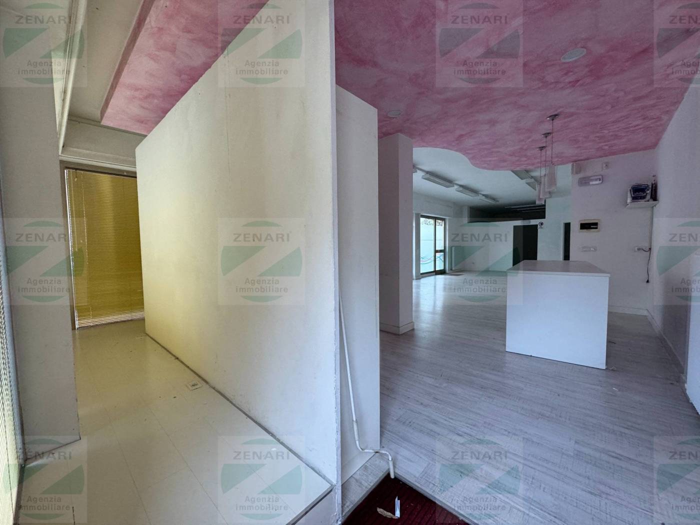 A Mezzolombardo, in posizione centrale e di forte passaggio, affittiamo luminoso locale commerciale con posizione ad angolo, dotato di ampie vetrine, 