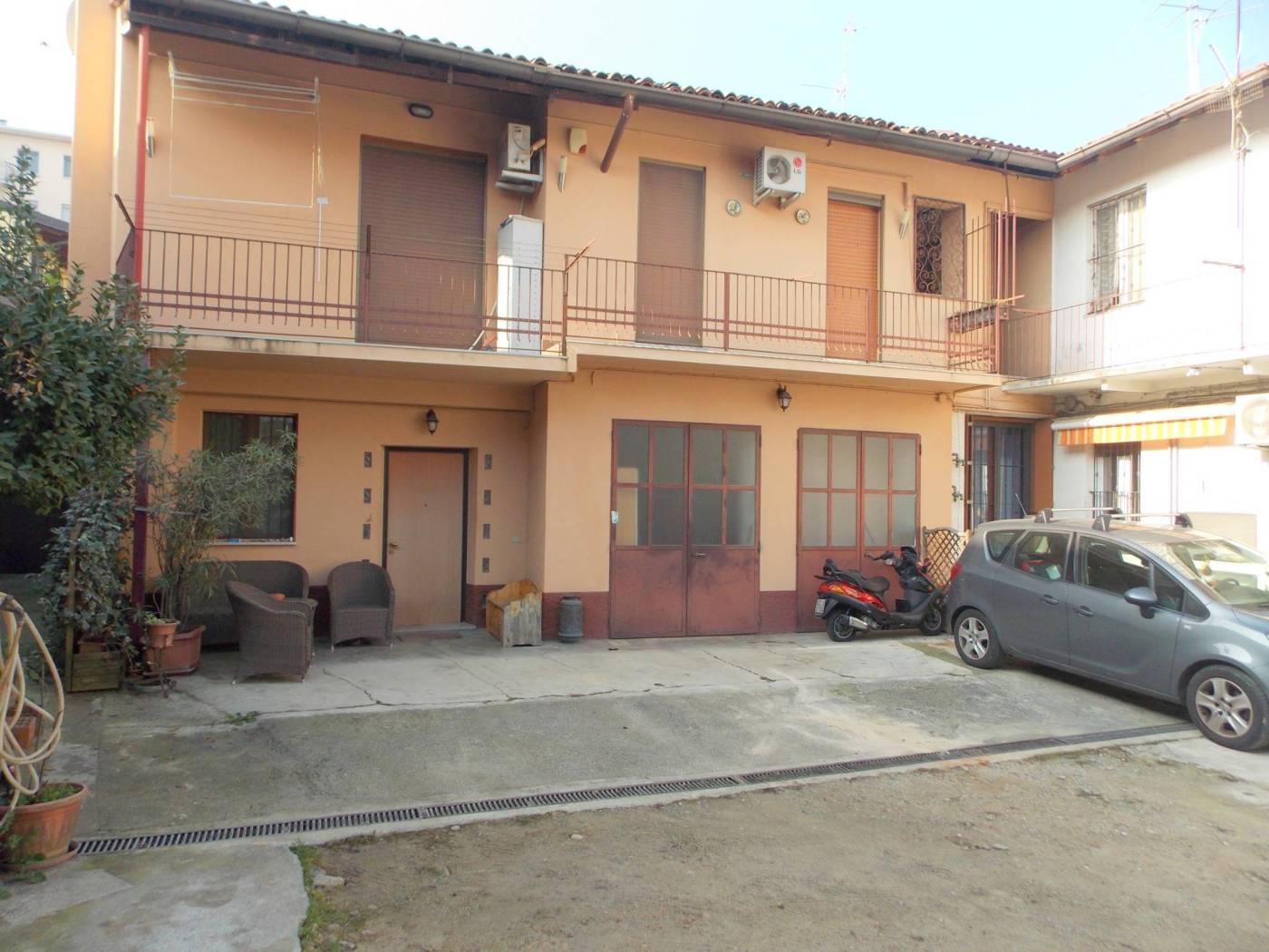 Lissone in centro paese e comodo con tutti i principali servizi proponiamo ampio trilocale indipendente su due livelli in contesto di corte. La 