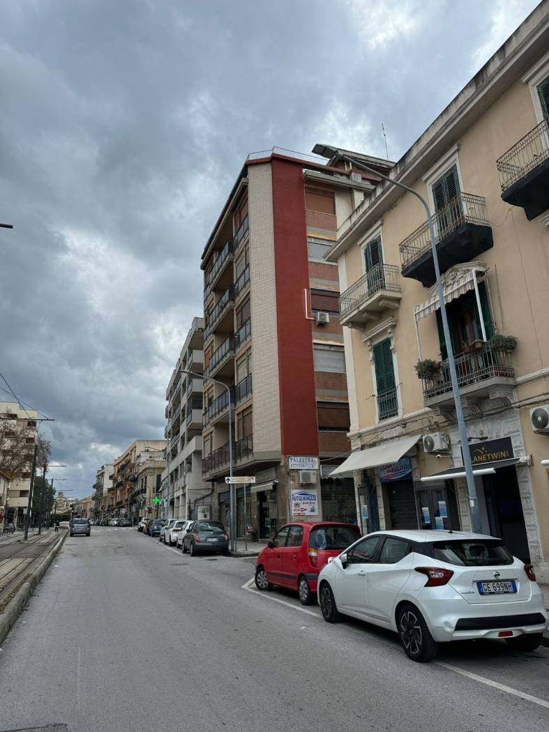 Appartamento in vendita - Messina, Via Catania. In zona ben servita e ricca di servizi, proponiamo in vendita un ampio e luminoso appartamento 