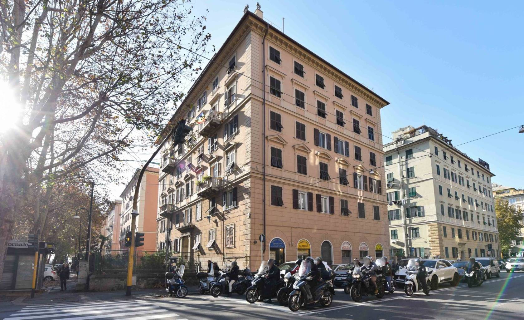 CASAREGIS angolo Via Carlo Barabino in palazzo signorile con tetto rifatto da poco, facciata in ordine, appartamento di mq 95 posto al 3°piano fuori 