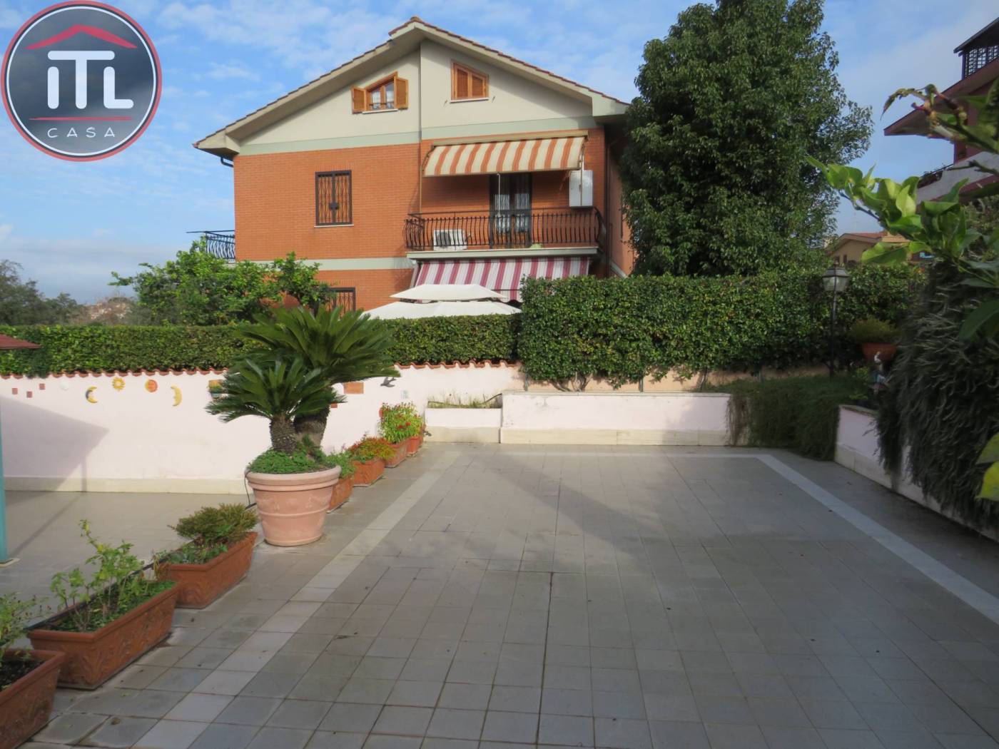 BOCCEA- PODERE SAN GIUSTO- VIA DIANO D'ALBA proponiamo la vendita di un Villino in porzione quadrifamiliare in ottimo stato disposto su due livelli 