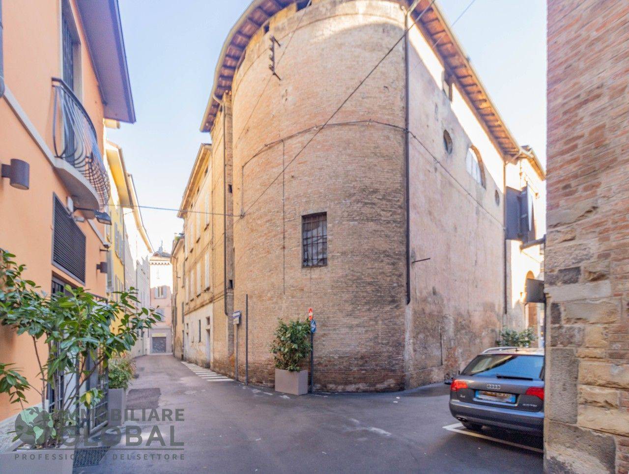 Casa unifamiliare nel cuore del centro storico Proponiamo in vendita un immobile unico nel suo genere, situato in una posizione strategica a pochi 