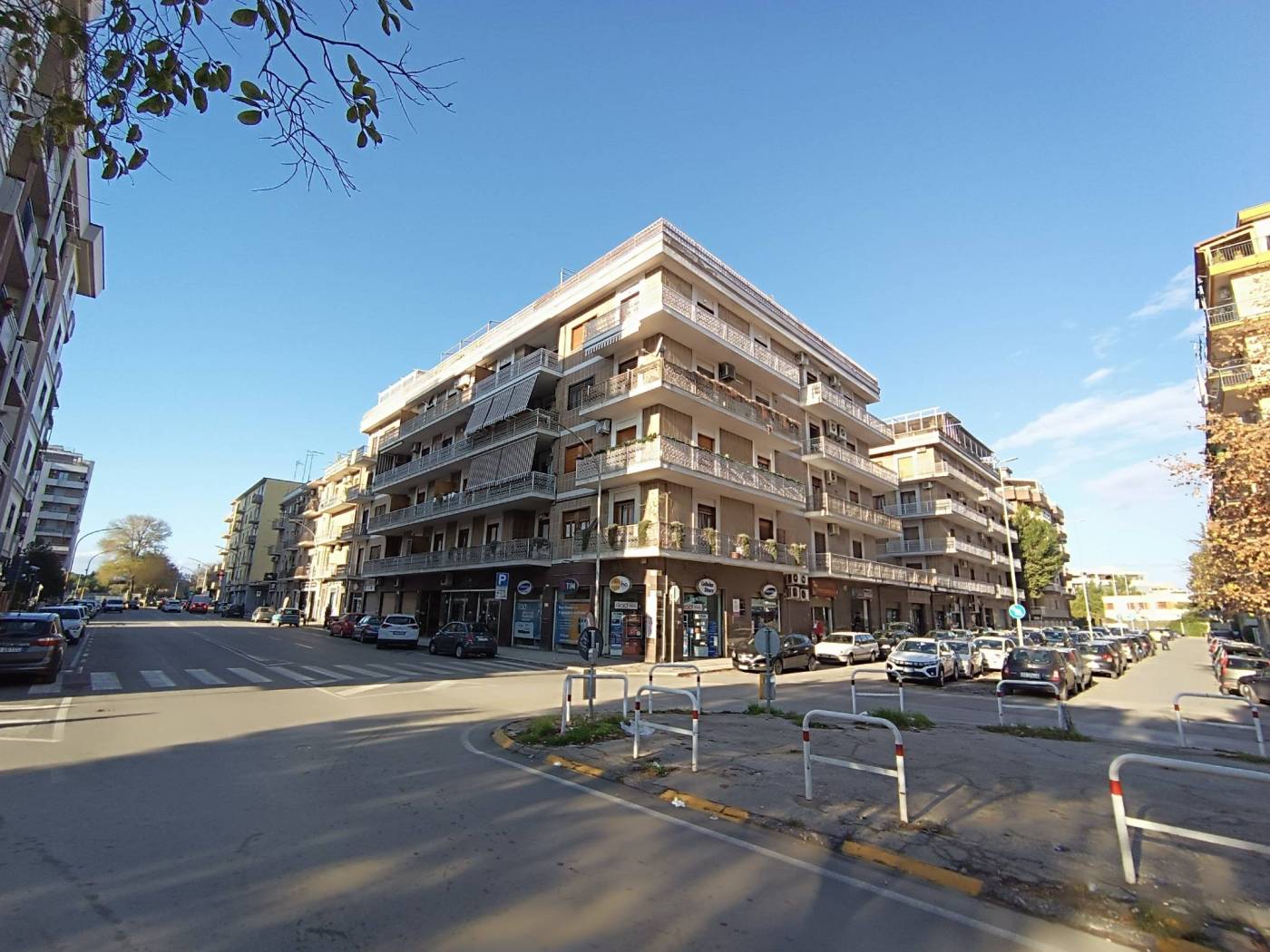 In Via Pietro Nenni ( nei pressi di Piazza Aldo Moro ), disponiamo di un locale ad uso commerciale con tripla apertura su Pietro Nenni, composto da 