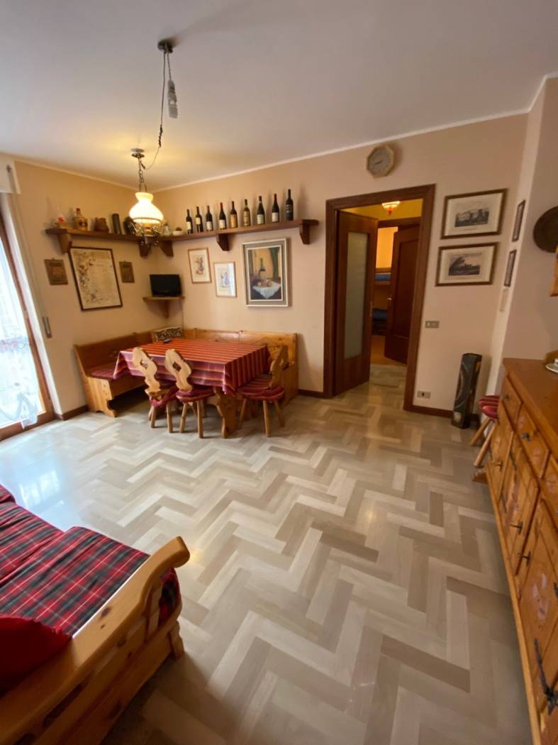 BARDONECCHIA CENTRALISSIMO IN VIA MEDAIL, DI FACILE ARRIVO DA STAZIONE FERROVIARIA, NAVETTA E VARI NEGOZI DI PRIMA NECESSITA' ADIACENTI, AFFITTIAMO 