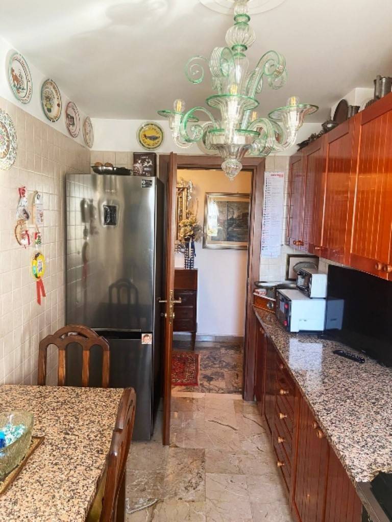 Mestre a due passi dal centro città, in zona servita da mezzi e servizi, ultimo piano mansardato, in ottimo stato, composto da ingresso, cucina 