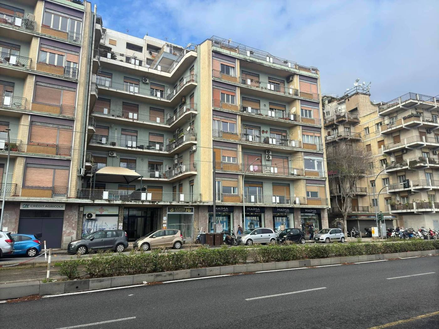 Elegante trilocale situato al primo piano di un prestigioso palazzo signorile di fine anni Sessanta, in una delle zone più ambite della città, 