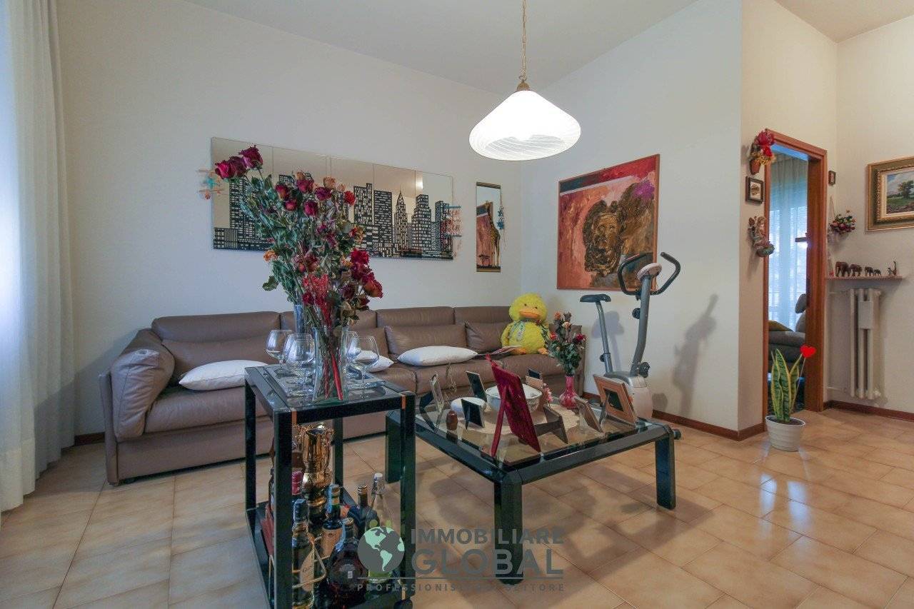 Situata in un quartiere residenziale e ben collegato, proponiamo una villa bifamiliare di ampie dimensioni immersa nel verde e a soli 5 minuti dal 