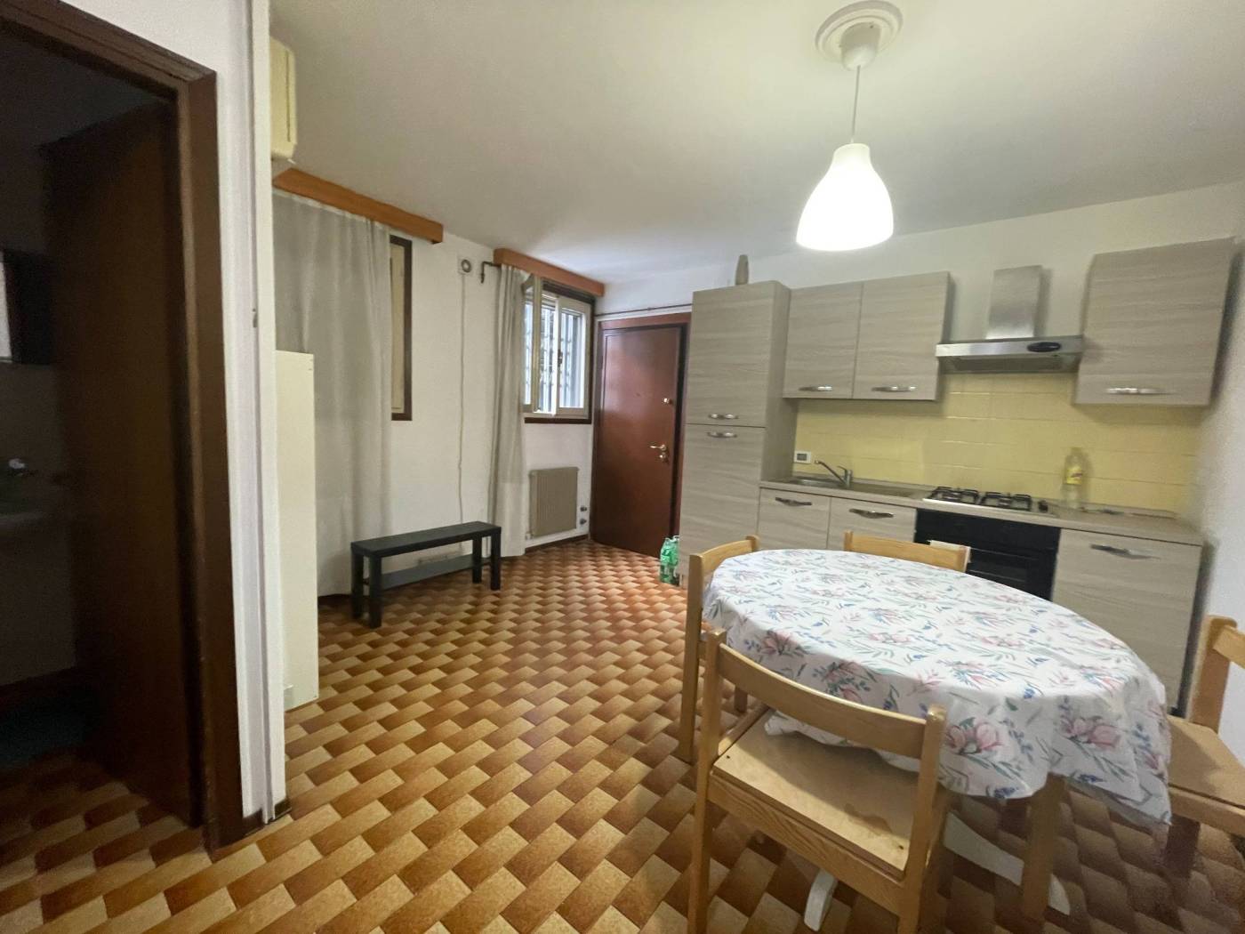 NOSTRA ESCLUSIVA Mestre centro Via Verdi, monolocale arredato, composto da zona giorno, zona notte, bagno. ADATTO PER 1 PERSONA. SOLO CONTRATTO 