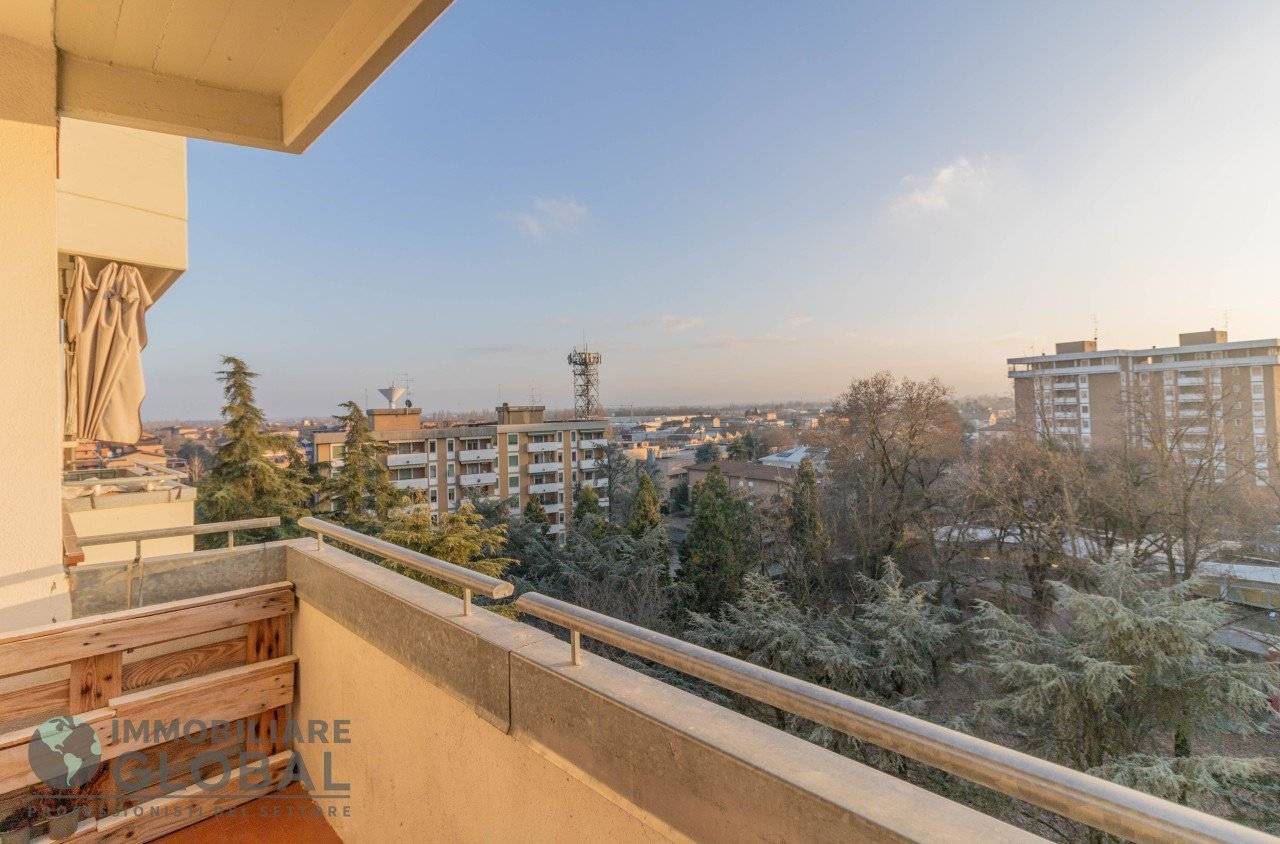 Proponiamo in vendita un luminoso appartamento di 110 mq commerciali situato al sesto piano di un condominio di otto piani, recentemente 