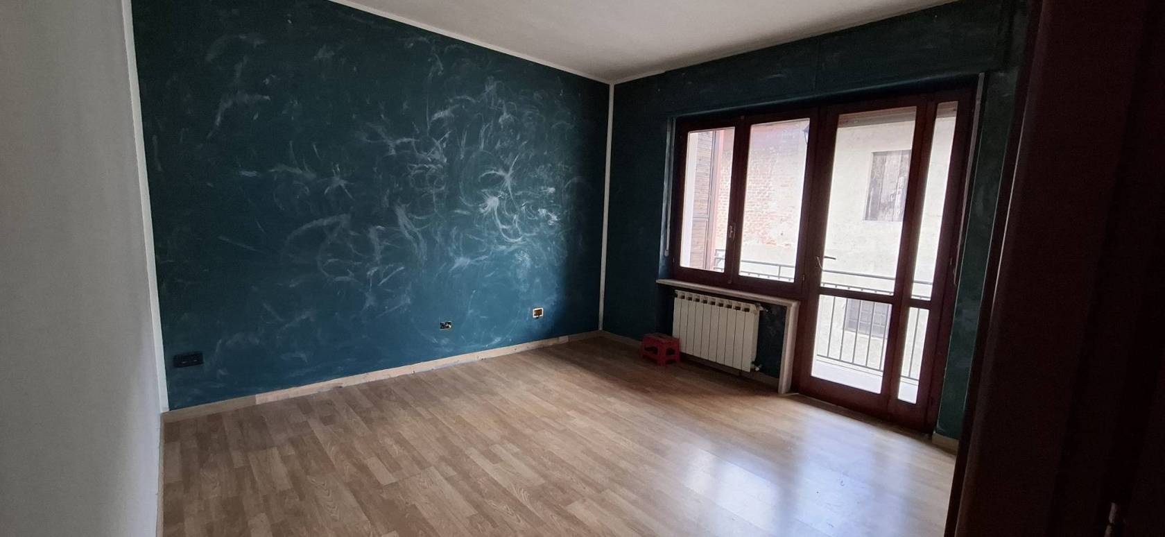 Porzione di Rustico nel Cuore di Strambino** Scopri il fascino senza tempo di questa porzione di rustico situata nel cuore pulsante di Strambino, a 