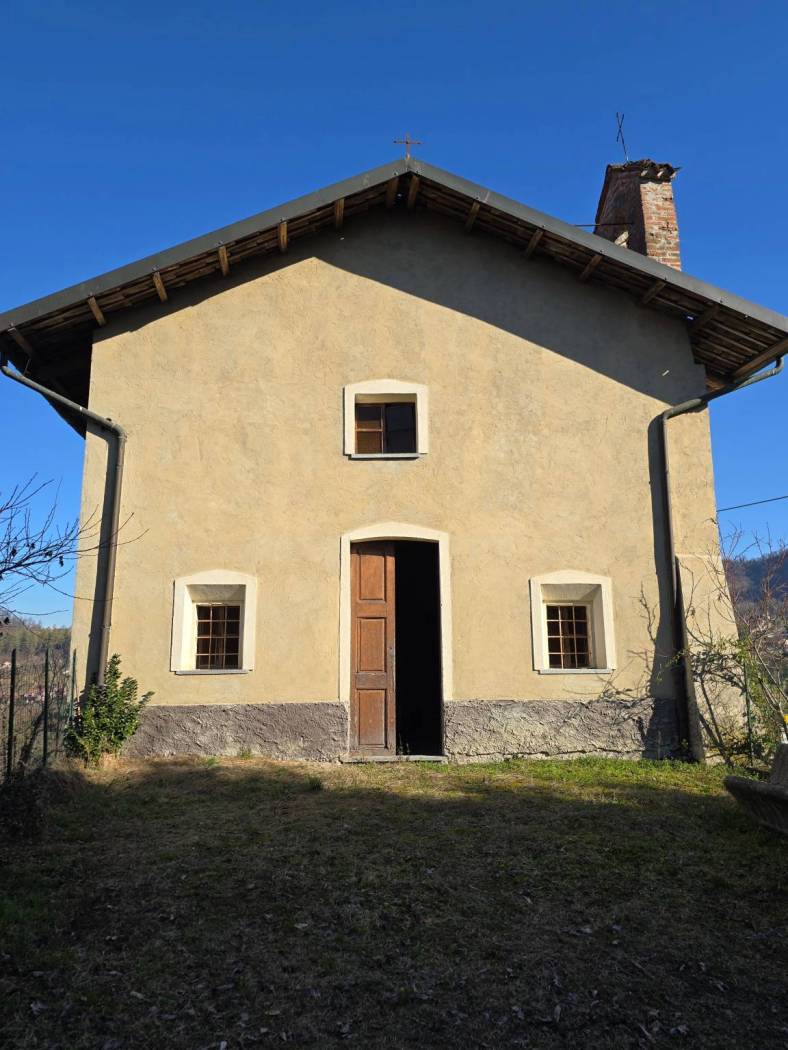 **Affascinante Ex Chiesa da Ristrutturare con Vista Mozzafiato** Scopri un'opportunità unica nel cuore della tranquillità collinare: un'ex chiesa da 
