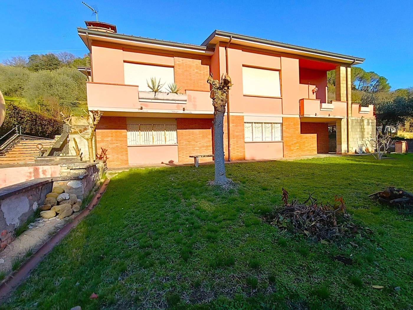 riferimento annuncio: V-580 MONTELUPO FIORENTINO , Villa libera su quattro lati, classica costruzione anni '70, a pochi passi dal centro del paese. 