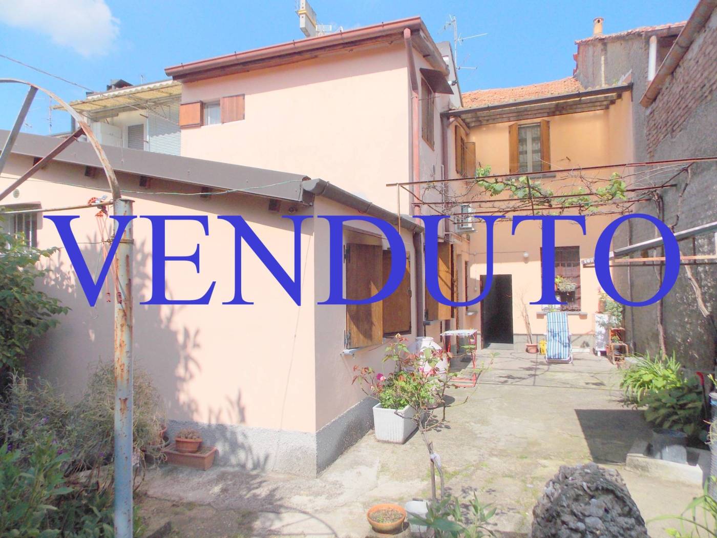 Lissone in zona San Giorgio e comoda con tutti i principali servizi proponiamo terracielo con giardino. La soluzione presenta al piano terra box di 