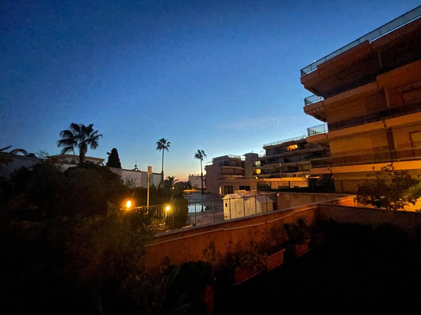 Monolocale Elegante con Giardino e Piscina a 10 Minuti dal Mare** Scopri questo affascinante monolocale al piano terreno, situato in una residenza 