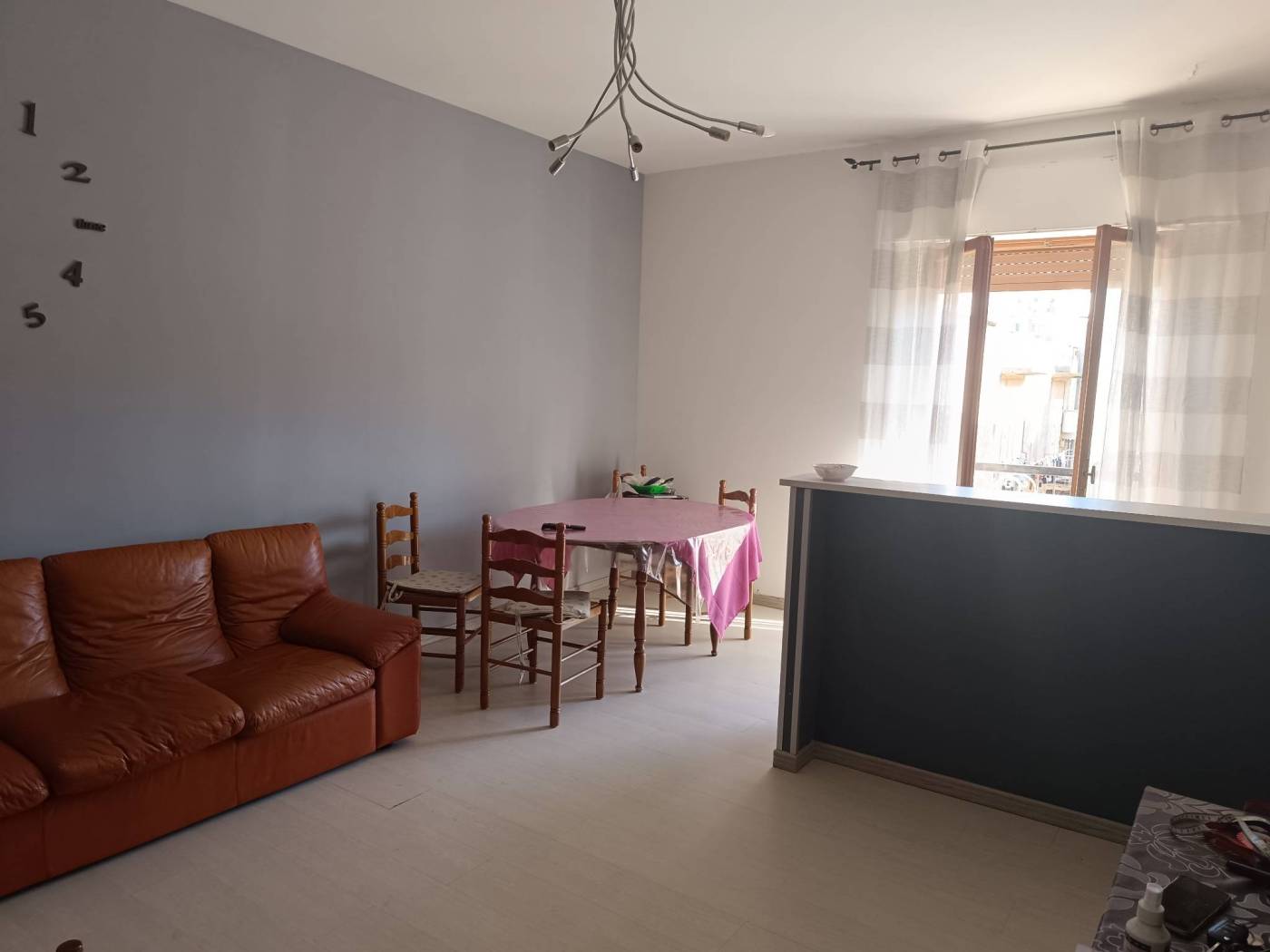 Immobiliare Spica propone in vendita grazioso appartamento di circa 100 mq, sito al secondo piano di una palazzina. L'immobile ha una cucina 