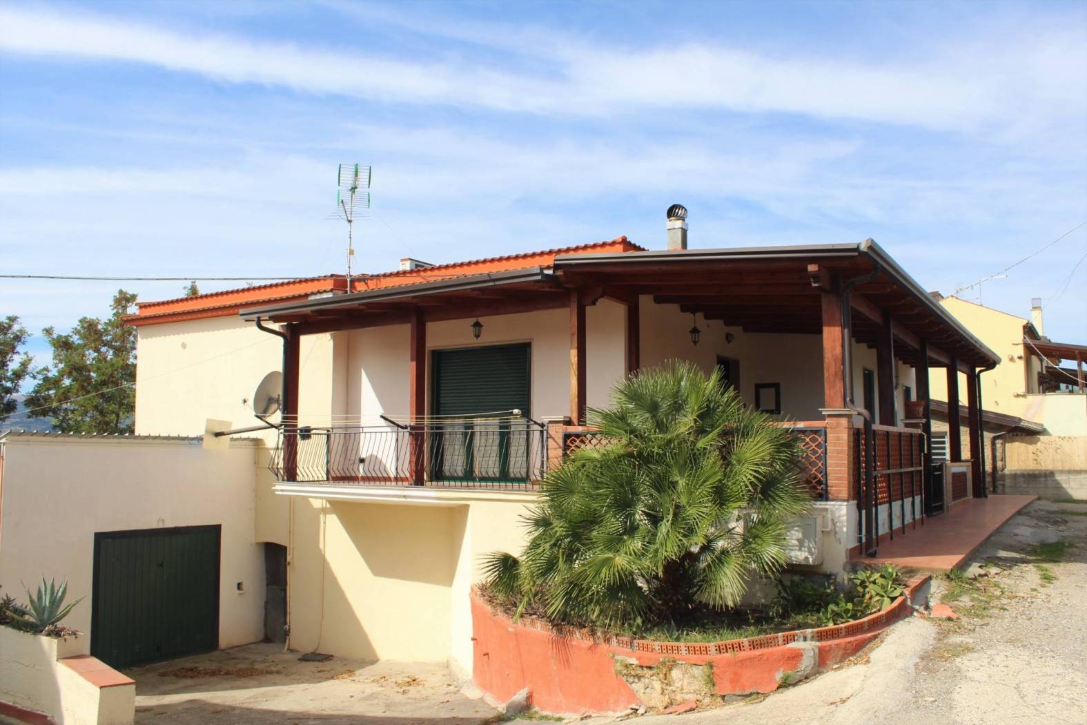 Casa Indipendente Vista Mare, con ampi spazi esterni, box auto e deposito. Proponiamo per la vendita, una soluzione abitativa Indipendente a soli 2,