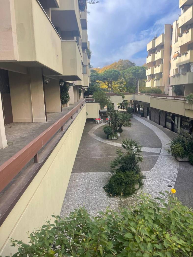 appartamento signorile piano primo in zona residenziale. vicino al circolo fonte meravigliosa a pochi passi dagli uffici inail, nel verde delle 