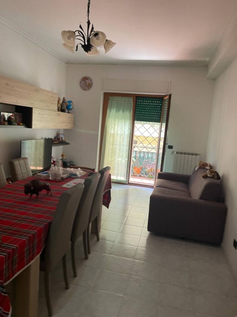 in posizione centrale nel complesso formato da quattro palazzine signorili vendiamo appartamento sito al piano primo composta da ingresso salone 