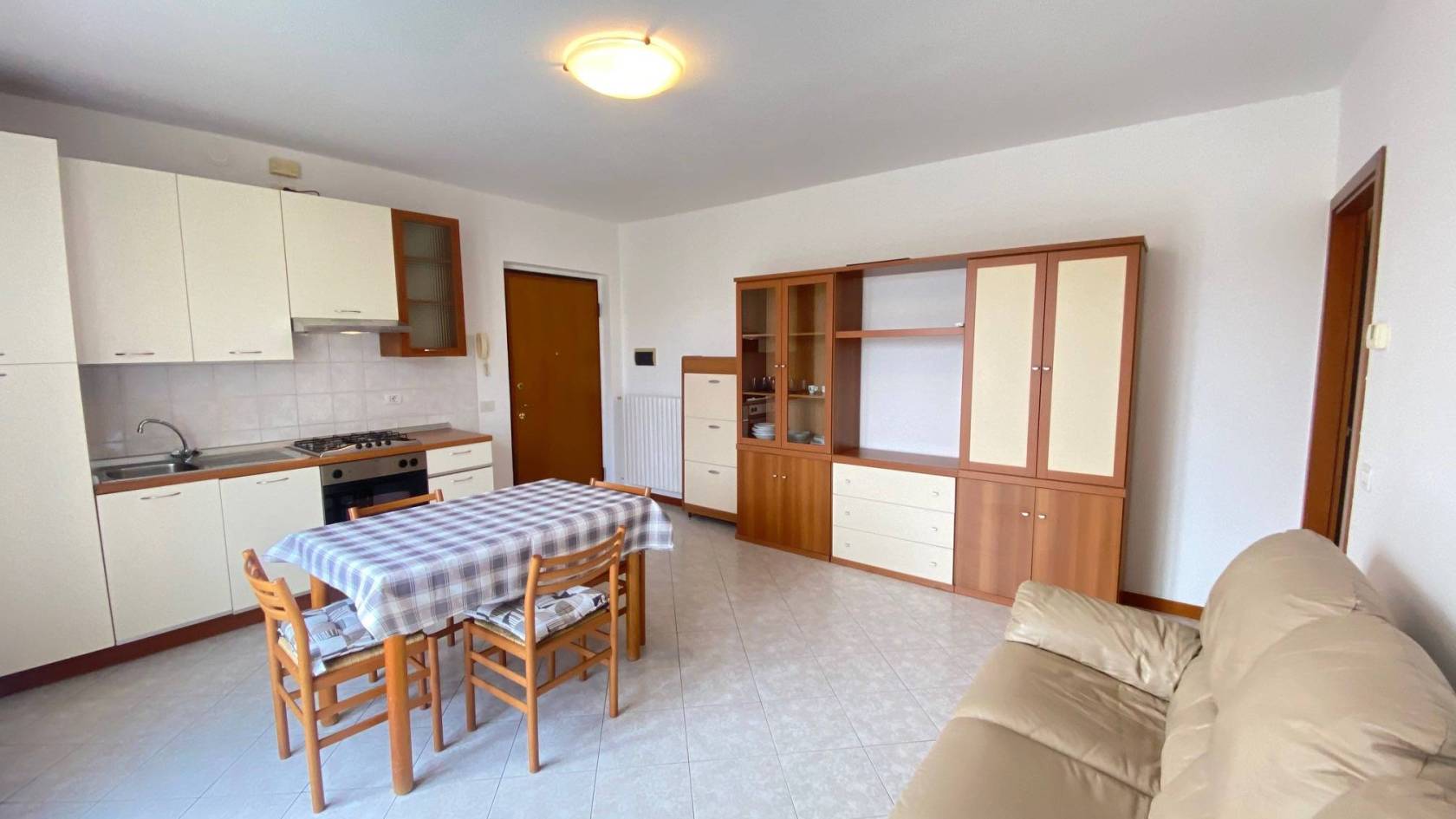 In centro paese, all'interno di un contesto di cortile, appartamento al primo piano con ingresso indipendente composto da soggiorno con cucina a 