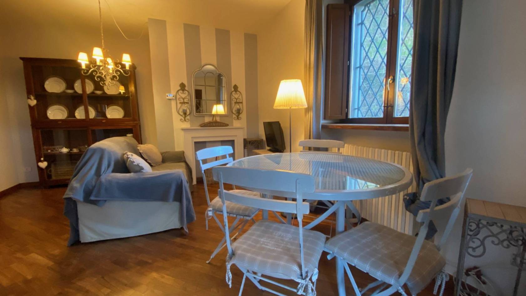 In piccolo contesto con ingresso indipendente grazioso appartamento finemente arredato in stile provenzale posto al piano rialzato e composto da 