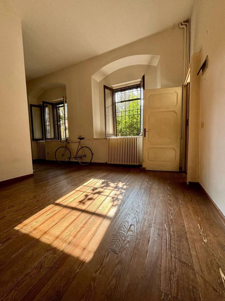 Adiacenze Conservatorio immerso nel verde in palazzo d'epoca affittiamo semi arredato mq 85 circa, composto da tre grandi locali con soppalco tipo 