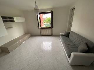 In piccolo contesto nella zona residenziale, tenuto molto bene, ampio tre locali arredato composto da soggiorno con cucina abitabile e balcone, 