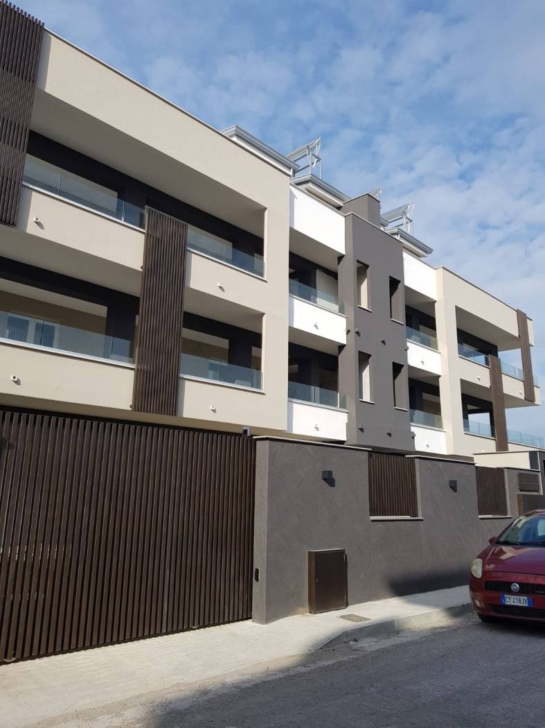In Vendita a Sant'Arpino! Prezzo: Eu.245.000 Posizione: Zona delle scuole medie Rocco Cinquegrana Proponiamo in vendita esclusiva due cantieri in 