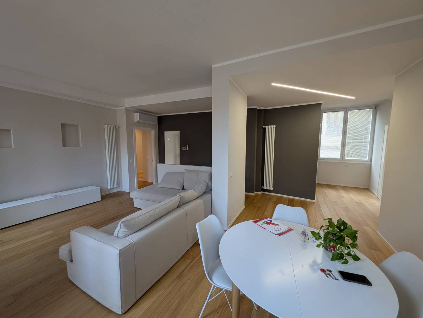 In un'elegante palazzina ristrutturata, affacciata sul duomo cittadino, proponiamo in affitto signorile appartamento al terzo piano, senza ascensore. 